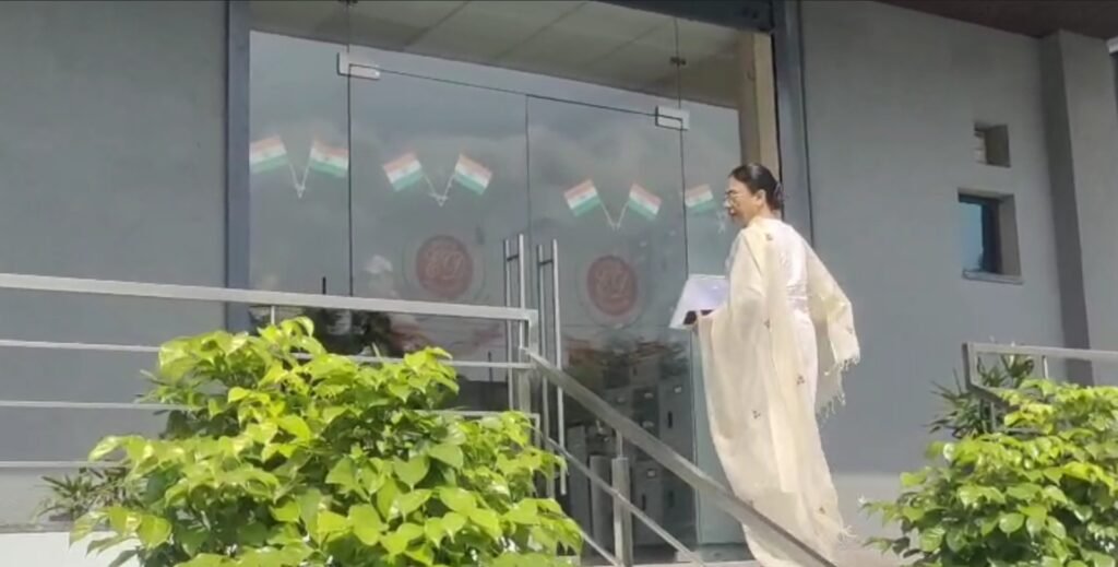 जालंधर: IAS कंवलप्रीत बराड़ ED Office में हुई पेश, कल जारी हुआ था समन